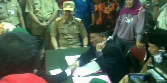 Ahok jadi saksi dalam acara pernikahan massal