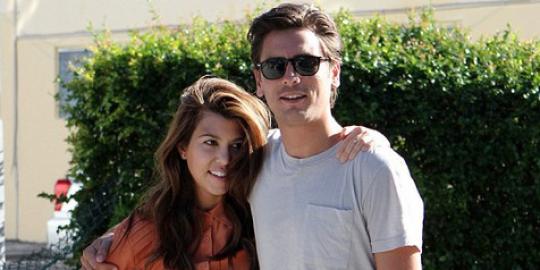 Scott Disick remas pantat Kourtney Kardashian di depan umum