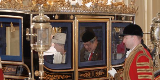 Presiden SBY dan Ratu Elizabeth II naik kereta kuda di Inggris