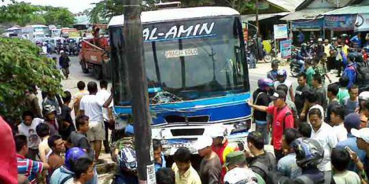 Bus Al Amin tabrak pengendara motor, 4 tewas, 1 kritis