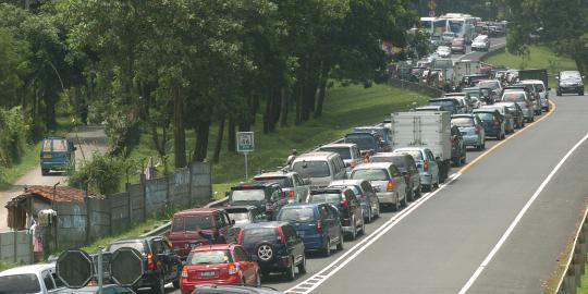 2 Truk kecelakaan, Jalan Walisongo Semarang macet puluhan kilo