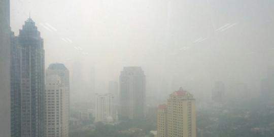 Warga heboh udara Jakarta berkabut