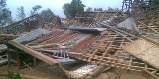 Angin puting beliung hancurkan rumah warga di Pemalang 