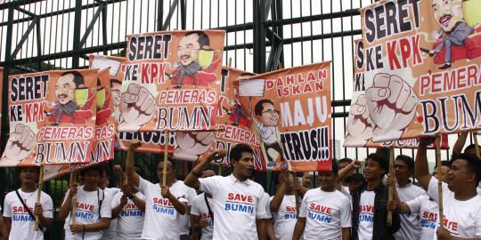 Puluhan massa gelar aksi Save BUMN di DPR