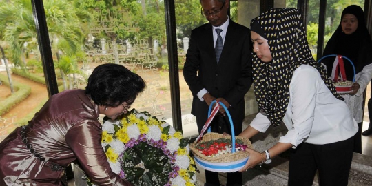 di kuburan rakyat biasa rev1