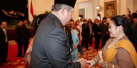 Presiden SBY jabat tangan Megawati