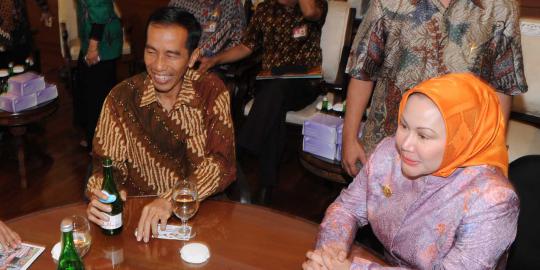 Ratu Atut hadiahi Jokowi  batik  Banten merdeka com