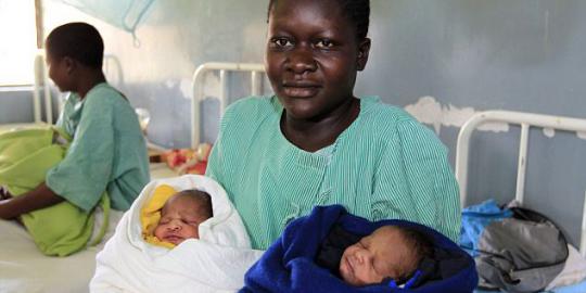 Bayi kembar asal Kenya diberi nama Obama dan Romney