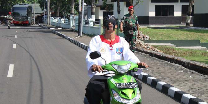 Hasil gambar untuk Kopassus pamer menembak dan naik motor dengan mata ditutup.