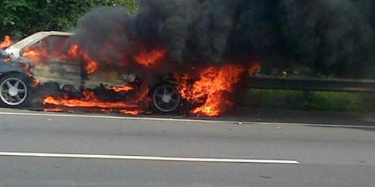 Mobil sedan ludes terbakar di Tol Jagorawi