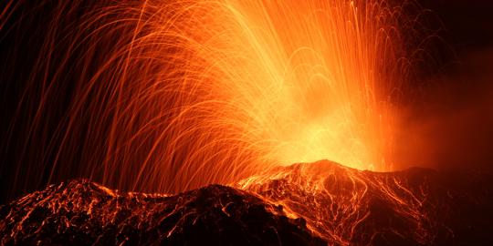 Gunung Lokon kembali meletus