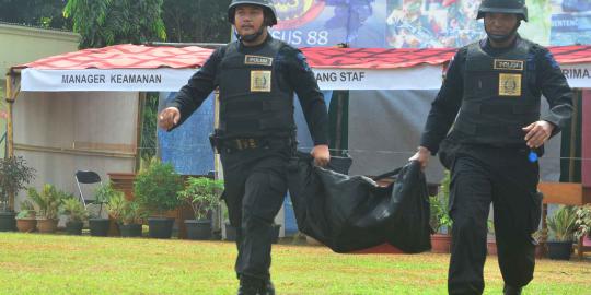 Sedang pidato, gubernur Sulsel dilempar bom