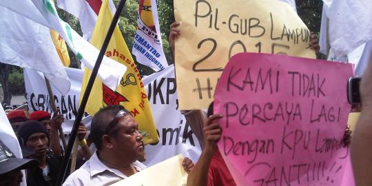 Ormas loreng demo minta anggota KPU Lampung dipecat