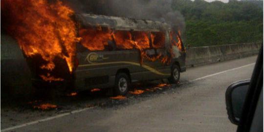 Mobil minibus Cititrans terbakar di Tol Cipularang