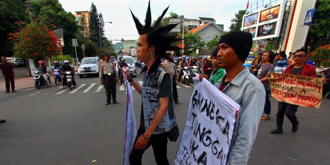  Anak  Punk  di perempatan Duren Tiga meresahkan merdeka com