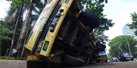 Akibat jalan amblas, truk semen terguling