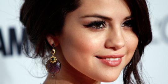 Manisnya senyum Selena Gomez