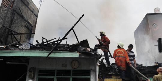 Petugas kesulitan padamkan api di Sawah Besar karena asap oli