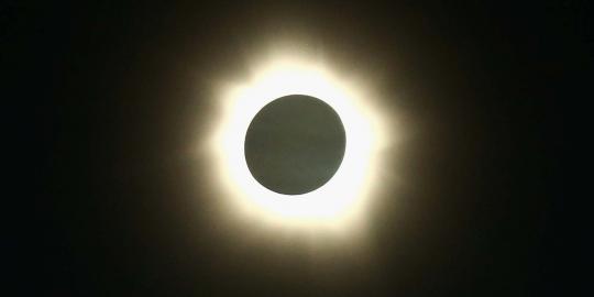 Ribuan orang saksikan gerhana matahari total