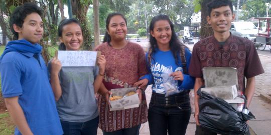 Mahasiswa UI jualan kue di depan rumah dinas Jokowi