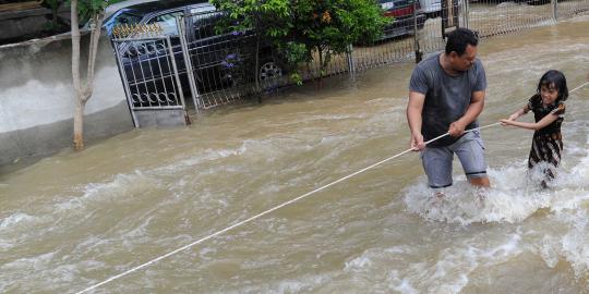 Bocah yang terseret banjir di Kebayoran Lama belum ditemukan