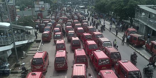 Sopir angkot demo, Jalan Daan Mogot arah Grogol lumpuh