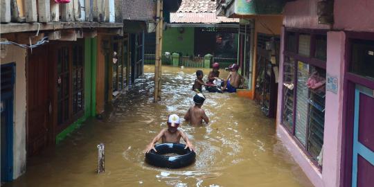 Banjir surut, warga Kampung Pulo mulai bersih-bersih