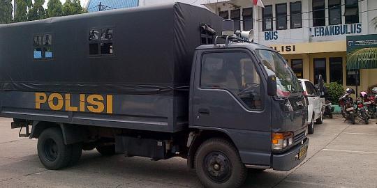 Dua truk polisi siap angkut penumpang telantar di Lebak Bulus 