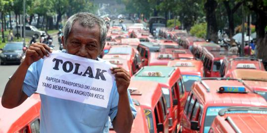 Puluhan sopir angkot juga demo di Jakarta Utara