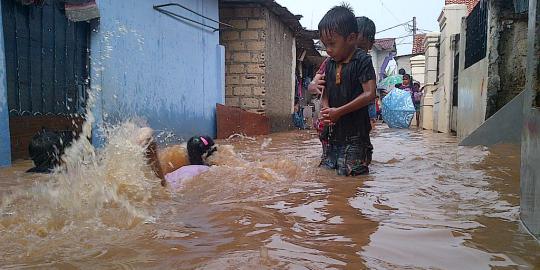 Kali Pesanggrahan meluap, 2 RT di Ulujami banjir