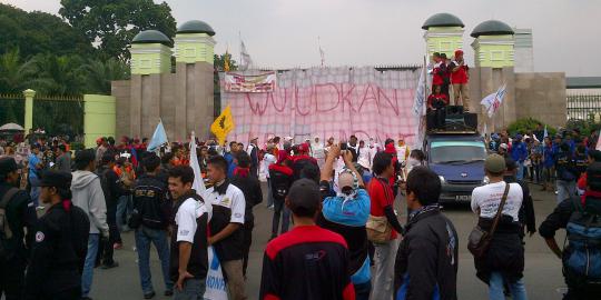 Demo, ribuan PRT tutup gerbang DPR pakai kain lap raksasa