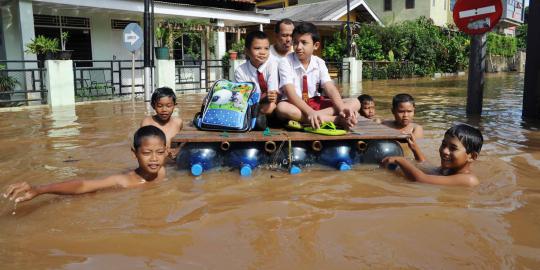 Semakin malam, banjir di Kedoya Selatan terus meninggi