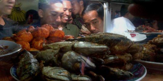 Jokowi sikat tempe orek dan ikan teri di warteg