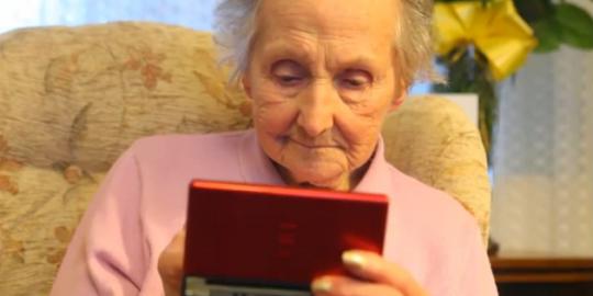 Nenek 100 tahun jago main Nintendo