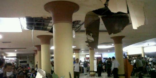 Hujan deras, plafon di ruang tunggu Bandara Adisutjipto jebol