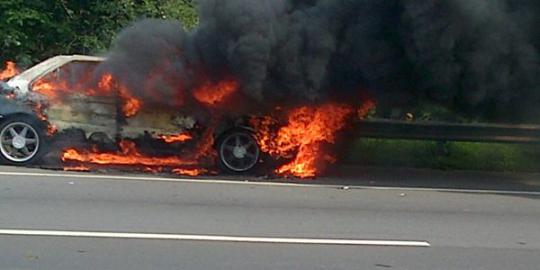 Mobil Avanza terbakar di Tol Cikampek, lalu lintas macet