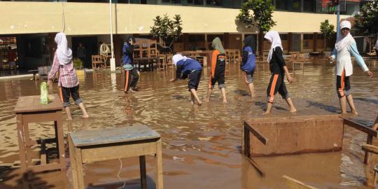 Siswa MTS Negeri 13 kerja bakti pascabanjir di Ulujami