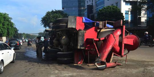 Truk molen terbalik di Tugu Tani