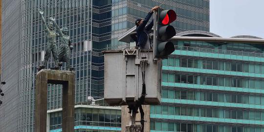 Lampu merah di Bundaran HI diperbaiki