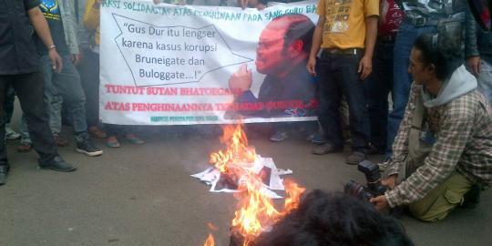 Protes Sutan Bhatoegana, massa NU rusak bendera Demokrat