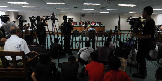 Mantan bendahara Pemprov Sumut didakwa 2 kasus korupsi