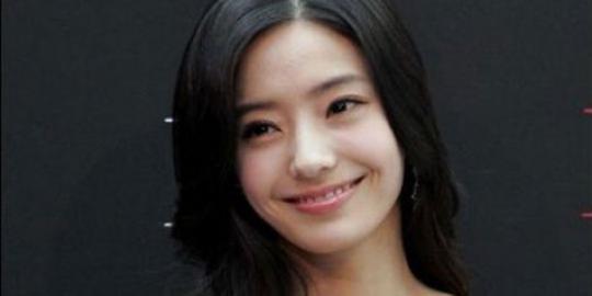Sesi foto, Han Chae Young tampak seksi berkelas