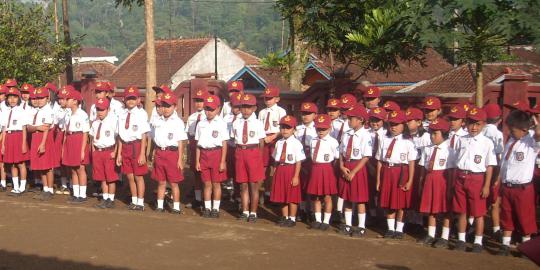 Bupati sibuk nikahi ABG, anak SD di Garut sekolah pakai rakit