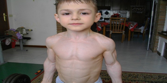 anak kecil dengan kekuatan super