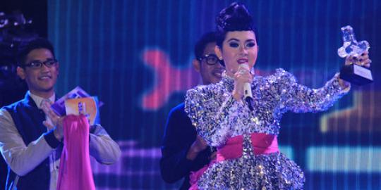 Menangi SCTV Awards, Syahrini kalahkan Agnes lagi