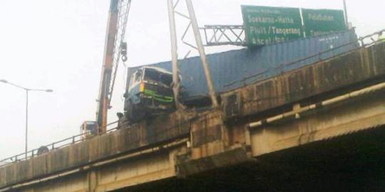 Tabrak tiang truk kontainer nyaris jatuh dari jalan Tabrak tiang truk kontainer nyaris jatuh dari jalan