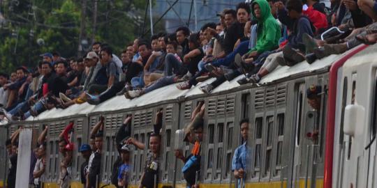 Petugas razia penumpang di atap kereta api