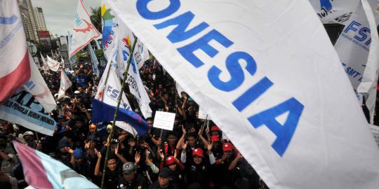 Ribuan buruh geruduk Istana, Jalan Medan Merdeka macet