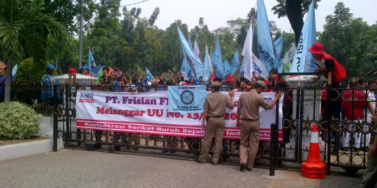 Tuntut pembatalan larangan parkir, massa demo kantor Jokowi