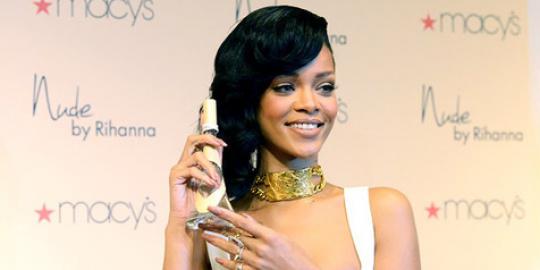 Mau tahu wajah Rihanna saat usia 15 tahun?